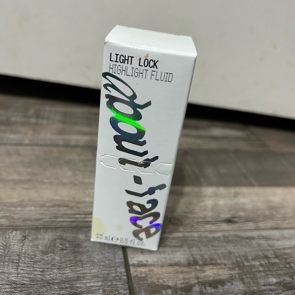 Halsey About-Face Light Lock Highlight Fluid in straight Beaming